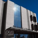 Estudiantes caminando en el campus de El Paso Community College, institución seleccionada para el programa nacional “Back on Track” que impulsa la movilidad económica.