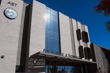 Estudiantes caminando en el campus de El Paso Community College, institución seleccionada para el programa nacional “Back on Track” que impulsa la movilidad económica.