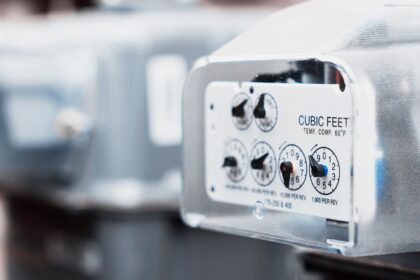 Sesión del Cabildo de El Paso donde se aprueban acciones legales contra aumentos de tarifas de gas y electricidad.