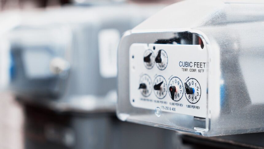 Sesión del Cabildo de El Paso donde se aprueban acciones legales contra aumentos de tarifas de gas y electricidad.