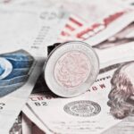 Precio del dólar frente al peso mexicano mostrado en pantalla de mercado financiero el 5 de marzo de 2026.