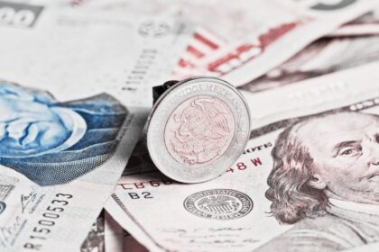 Precio del dólar frente al peso mexicano mostrado en pantalla de mercado financiero el 5 de marzo de 2026.