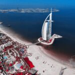 Avión comercial en pista de aeropuerto; alza en el precio del petróleo podría incrementar el costo de los vuelos.