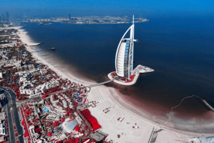 Avión comercial en pista de aeropuerto; alza en el precio del petróleo podría incrementar el costo de los vuelos.