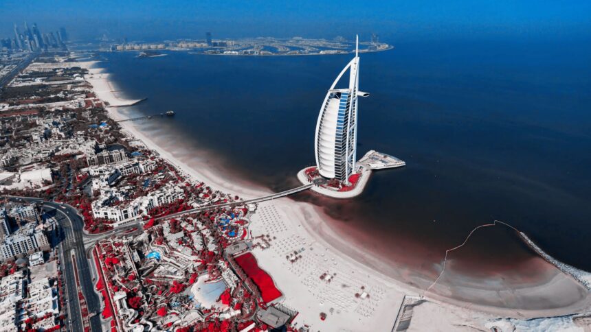 Avión comercial en pista de aeropuerto; alza en el precio del petróleo podría incrementar el costo de los vuelos.