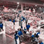 Trabajadores hacen fila afuera de una maquiladora en Ciudad Juárez en busca de empleo durante la crisis industrial de 2026