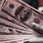 Dólar cayendo frente a monedas extranjeras mientras mercados reaccionan a la suspensión temporal de ataques de Trump a Irán