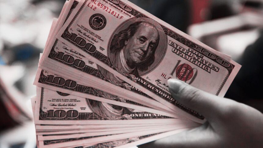 Dólar cayendo frente a monedas extranjeras mientras mercados reaccionan a la suspensión temporal de ataques de Trump a Irán
