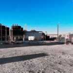 Torres de perforación inactivas en la Cuenca Pérmica cerca de Odessa, Texas, reflejando la desaceleración de la industria petrolera.