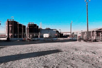 Torres de perforación inactivas en la Cuenca Pérmica cerca de Odessa, Texas, reflejando la desaceleración de la industria petrolera.