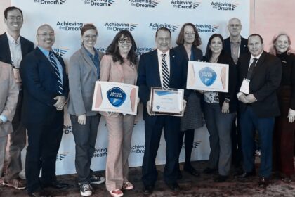 Estudiantes premiados exhiben obras de arte en exposición escolar del EPCC