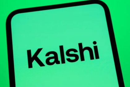 Plataforma Kalshi mostrando mercados predictivos donde usuarios operan sobre eventos futuros en política, economía y deporte
