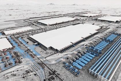 Infraestructura de centros de datos en zona desértica de la frontera entre Estados Unidos y México, donde el uso intensivo de agua genera preocupación por la escasez hídrica.