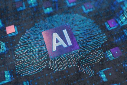 Herramientas de inteligencia artificial como ChatGPT y Gemini desde una computadora portátil en México.