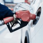 Vehículos cargando gasolina en una estación de servicio de Ciudad Juárez, donde los precios del combustible siguen siendo más altos que en El Paso, Texas.