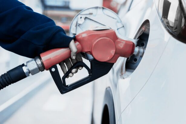 Vehículos cargando gasolina en una estación de servicio de Ciudad Juárez, donde los precios del combustible siguen siendo más altos que en El Paso, Texas.