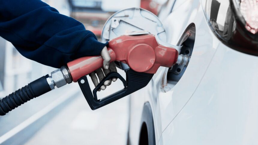 Vehículos cargando gasolina en una estación de servicio de Ciudad Juárez, donde los precios del combustible siguen siendo más altos que en El Paso, Texas.