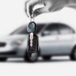 Autos nuevos exhibidos en una agencia automotriz de Chihuahua, donde el financiamiento se mantiene como la principal forma de compra.
