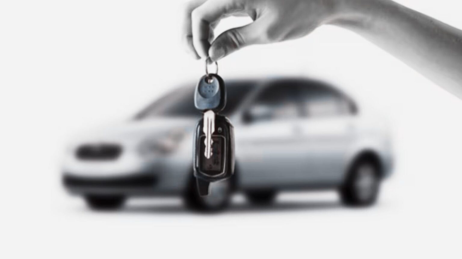 Autos nuevos exhibidos en una agencia automotriz de Chihuahua, donde el financiamiento se mantiene como la principal forma de compra.