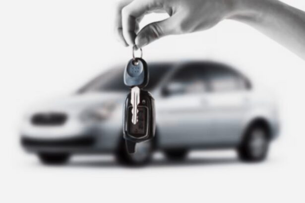 Autos nuevos exhibidos en una agencia automotriz de Chihuahua, donde el financiamiento se mantiene como la principal forma de compra.