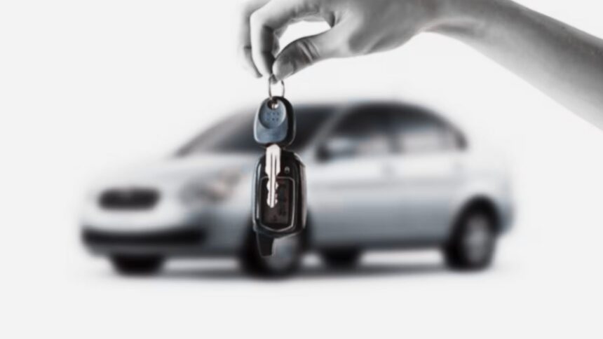 Autos nuevos exhibidos en una agencia automotriz de Chihuahua, donde el financiamiento se mantiene como la principal forma de compra.