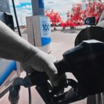Automovilista carga gasolina en una estación de servicio de El Paso, Texas, donde el combustible mantiene los precios más altos del estado.