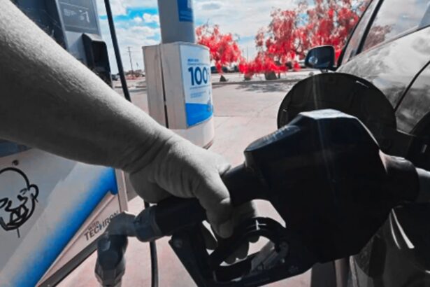 Automovilista carga gasolina en una estación de servicio de El Paso, Texas, donde el combustible mantiene los precios más altos del estado.