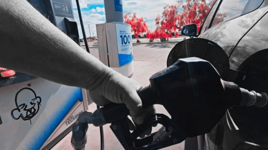 Automovilista carga gasolina en una estación de servicio de El Paso, Texas, donde el combustible mantiene los precios más altos del estado.