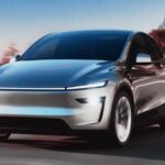 Robotaxi autónomo de Tesla circulando por una calle de Austin, Texas, durante la expansión del servicio de transporte sin supervisión humana.