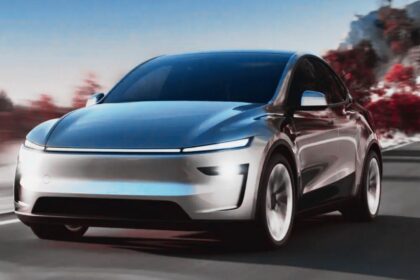 Robotaxi autónomo de Tesla circulando por una calle de Austin, Texas, durante la expansión del servicio de transporte sin supervisión humana.