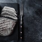 Cortes de carne de res exhibidos en una carnicería mientras los precios alcanzan máximos históricos en Estados Unidos.