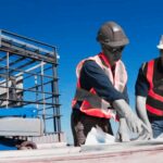Trabajadores laboran en una obra de construcción en Chihuahua, donde el valor de la producción del sector registró una caída del 12 por ciento durante marzo de 2026.
