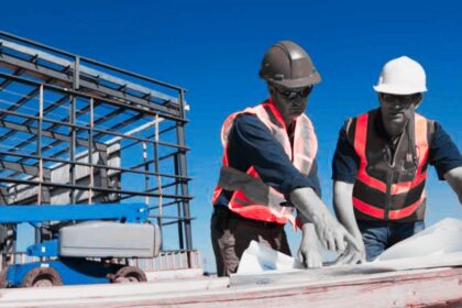 Trabajadores laboran en una obra de construcción en Chihuahua, donde el valor de la producción del sector registró una caída del 12 por ciento durante marzo de 2026.