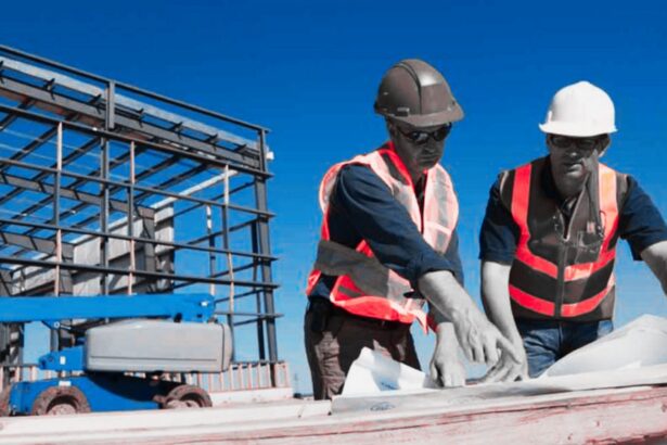 Trabajadores laboran en una obra de construcción en Chihuahua, donde el valor de la producción del sector registró una caída del 12 por ciento durante marzo de 2026.