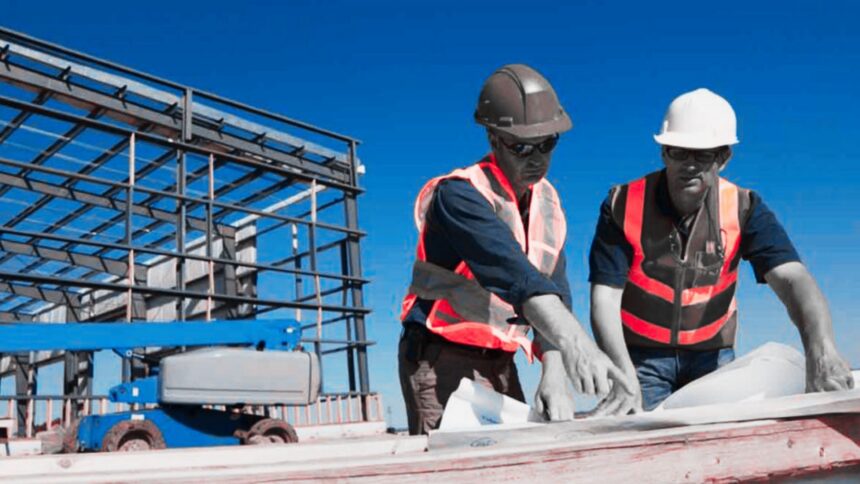 Trabajadores laboran en una obra de construcción en Chihuahua, donde el valor de la producción del sector registró una caída del 12 por ciento durante marzo de 2026.