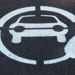 Vehículos híbridos y eléctricos exhibidos en una agencia automotriz de Chihuahua ante el crecimiento de las ventas de tecnologías sustentables en 2026.