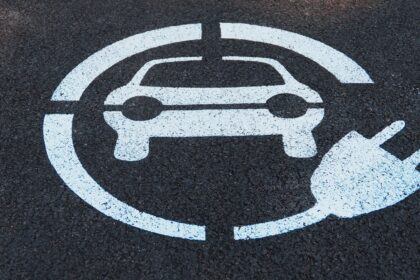 Vehículos híbridos y eléctricos exhibidos en una agencia automotriz de Chihuahua ante el crecimiento de las ventas de tecnologías sustentables en 2026.
