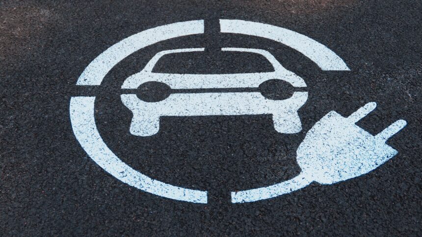 Vehículos híbridos y eléctricos exhibidos en una agencia automotriz de Chihuahua ante el crecimiento de las ventas de tecnologías sustentables en 2026.