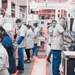 Trabajadores ingresan a una planta maquiladora en Ciudad Juárez, donde la pérdida de empleos formales continúa afectando a la industria local.
