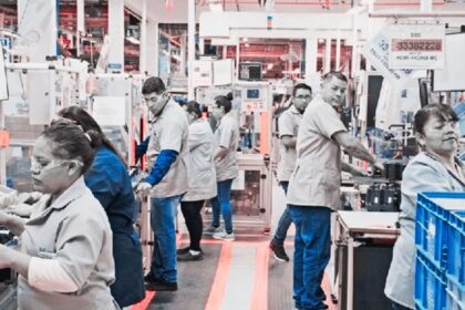 Trabajadores ingresan a una planta maquiladora en Ciudad Juárez, donde la pérdida de empleos formales continúa afectando a la industria local.