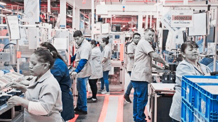 Trabajadores ingresan a una planta maquiladora en Ciudad Juárez, donde la pérdida de empleos formales continúa afectando a la industria local.