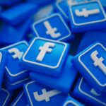 Pantalla de un teléfono móvil mostrando errores de acceso en las aplicaciones Facebook, Instagram y Messenger durante una interrupción masiva de los servicios de Meta.