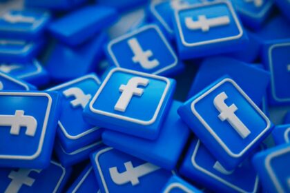 Pantalla de un teléfono móvil mostrando errores de acceso en las aplicaciones Facebook, Instagram y Messenger durante una interrupción masiva de los servicios de Meta.