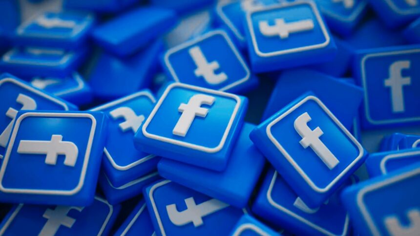 Pantalla de un teléfono móvil mostrando errores de acceso en las aplicaciones Facebook, Instagram y Messenger durante una interrupción masiva de los servicios de Meta.