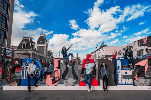 Calle transitada en el centro de Ciudad Juárez, Chihuahua, mostrando el dinamismo urbano y comercial de la mejor ciudad para trabajar en México según el ICU 2026.