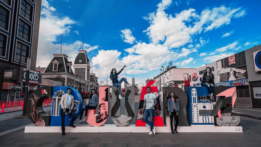 Calle transitada en el centro de Ciudad Juárez, Chihuahua, mostrando el dinamismo urbano y comercial de la mejor ciudad para trabajar en México según el ICU 2026.