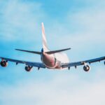 Avión aterrizando en el Aeropuerto Internacional Abraham González de Ciudad Juárez con actividad de pasajeros y operaciones aéreas en Chihuahua