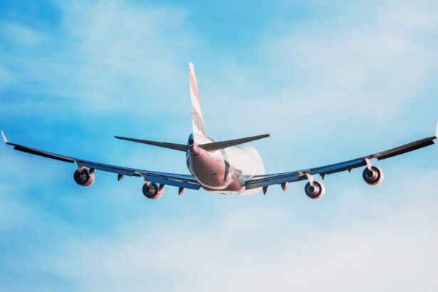 Avión aterrizando en el Aeropuerto Internacional Abraham González de Ciudad Juárez con actividad de pasajeros y operaciones aéreas en Chihuahua