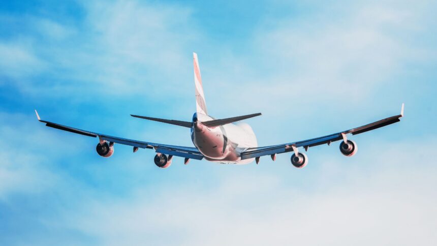 Avión aterrizando en el Aeropuerto Internacional Abraham González de Ciudad Juárez con actividad de pasajeros y operaciones aéreas en Chihuahua