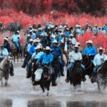 Cabalgantes recorren una ruta tradicional en Chihuahua durante la Gran Cabalgata Villista, evento cultural que iniciará en Ciudad Juárez en 2026.